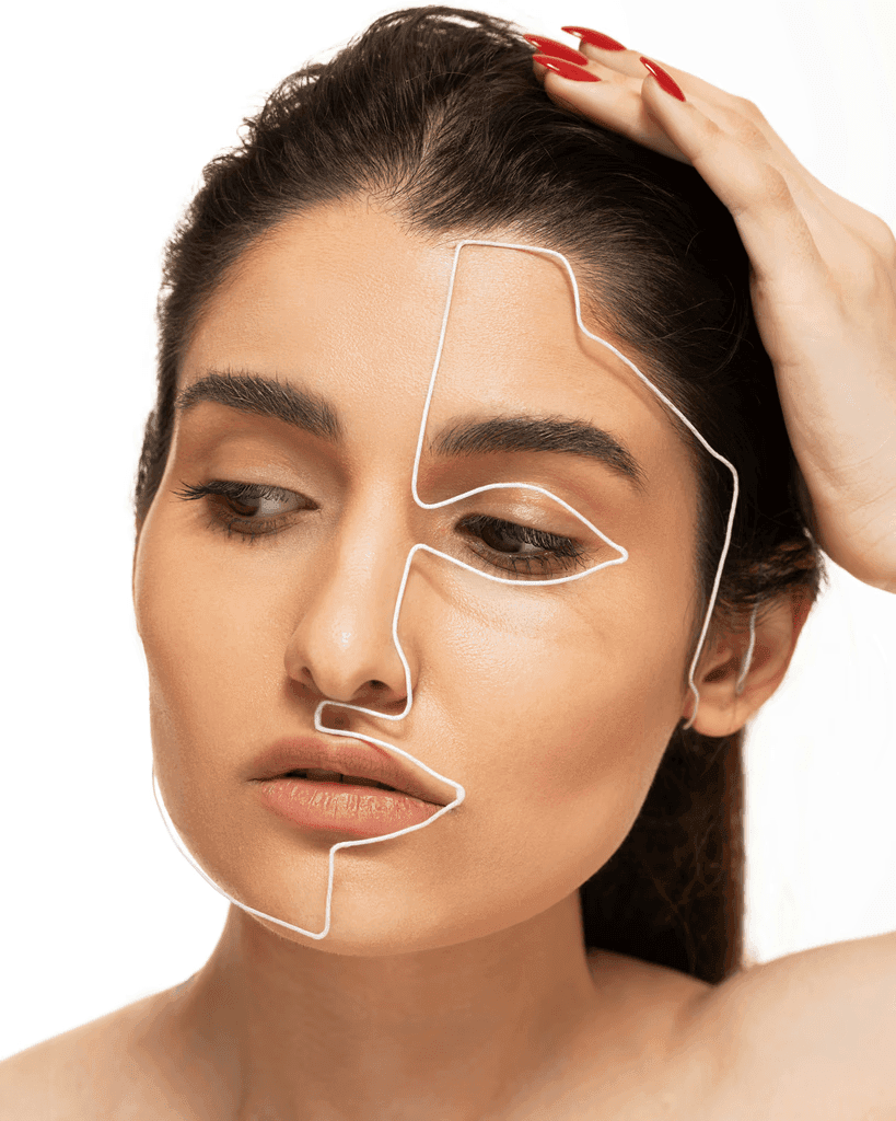 Mujer con contorno facial iluminado, resaltando áreas de tratamiento plasma pen en iderma. Servicios de belleza avanzados como plasma pen en Murcia, Alicante y Orihuela para rejuvenecimiento y definición del rostro.