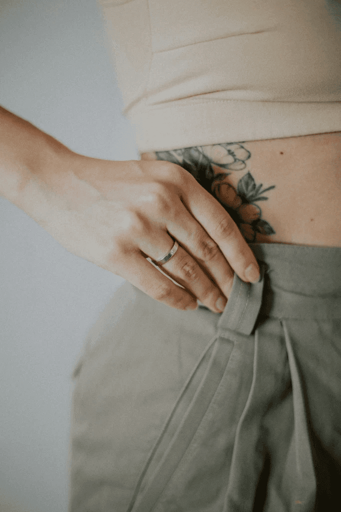 Tatuaje floral en cintura femenina. Iderma especialistas en eliminar tatuajes en Murcia, Alicante y Orihuela, ofrecen soluciones para redefinir tu piel con tecnología avanzada.